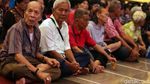 Ribuan Orang Antre untuk Terima Bingkisan Imlek