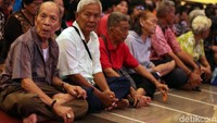 Para Lansia di prioritaskan untuk penerima bingkisan cinta kasih ini. Tak sedikit juga dari mereka yang hadir para orang tua paruh baya. 