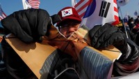 Foto Kim Jong Un yang robek jadi dua