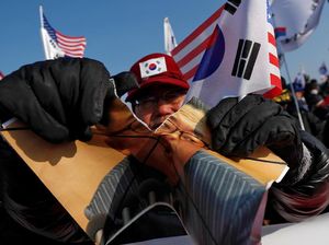 Foto Kim Jong Un Dirobek Saat Demo Anti Korut di Korsel