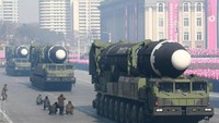 Rudal balistik terbaru itu diduga merupakan generasi baru dari rudal ICBM Hwasong HS-14 dan HS-15 yang telah diuji pada 2017. Namun yang menjadi pertanyaan lain ialah kendaraan pengangkut itu disinyalir sudah dimodifikasi Korea Utara. Sebab kini memiliki 11 as, sedangkan saat membawa HS-15 hanya memiliki 9 as saja. Foto: KCNA/via REUTERS