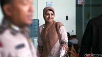 Dia hanya melempar senyum kepada awak media yang mencecar pertanyaan terkait statusnya sebagai saksi dengan tersangka dr Bimanesh Sutarjo.