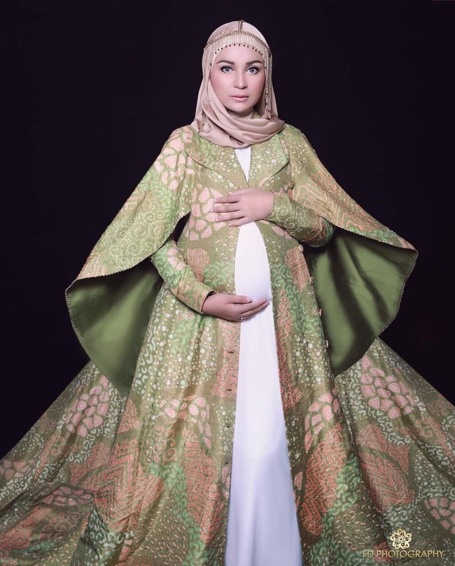 Foto Shireen Sungkar saat hamil anak keduanya ini juga sangat menarik. Bergaya ala cleopatra, Shireen tampil sangat cantik. Foto ini diabadikan oleh FD Photography. Foto: Instagram