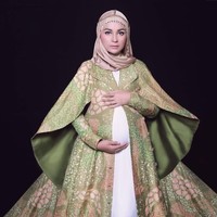 Foto Shireen Sungkar saat hamil anak keduanya ini juga sangat menarik. Bergaya ala cleopatra, Shireen tampil sangat cantik. Foto ini diabadikan oleh FD Photography. Foto: Instagram