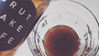 Brut Cake Cafe juga menyediakan kopi cold brew yang dikemas dalam botol dan bisa dinikmati dengan gelas. Foto: Istimewa