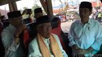 Foto: Saat Jokowi Naik Bus Bareng Ulama di Padang