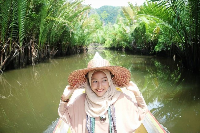 Salah satu destinasi wisata unik yang Dhika kunjungi adalah kawasan pegunungan kars Desa Wisata Ramang Ramang, Maros, Sulawesi Selatan. Kabarnya, di dunia ini hanya ada tiga pegunungan kars, yaitu di Cina Selatan, Vietnam, dan Indonesia. Foto: Instagram