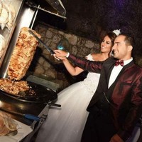 Karena potong kue pengantin sudah terlalu mainstream untuk pasangan ini. Foto: Reddit/Imgur