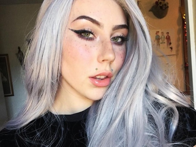 Namun Amethyst Rose tidak menyarankan followers-nya mengikuti caranya yang membuat tato freckles sendiri di wajahnya. Foto: Instagram