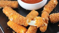 Tak punya ide apapun? mozzarella stick juga nikmat jadi camilan. Dimakan pakai saus sambal, rasanya makin yummy. Foto: Istimewa