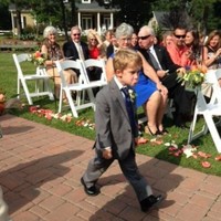 Anak kecil memang sering kesal saat harus diikutkan di pesta pernikahan. Foto: Reddit/Imgur