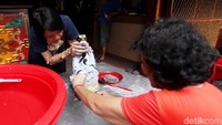 Patung juga dicuci menggunakan sabun.