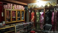 Suasana di dalam toko Songket Aina. Kabarnya tempat ini juga menjadi langganan pejabat setempat lho (Randy/detikTravel)