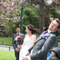 Taburan bunga seharusnya membuat momen lebih romantis bukan lucu seperti ini. Foto: Reddit/Imgur