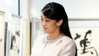 Putri Mako saat melihat-lihat pameran kaligrafi (Foto: REUTERS/Toru Yamanaka/Pool)