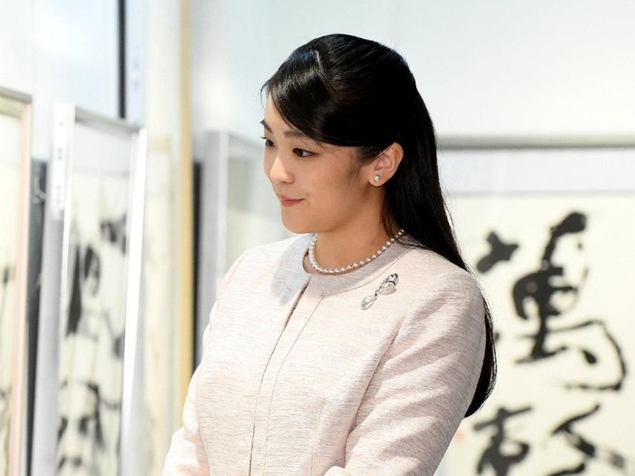 Japanese Princess Mako looks at works at a calligraphy exhibition in Tokyo, Japan February 9, 2018. REUTERS/Toru Yamanaka/Pool