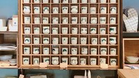 Beberapa barang yang dipajang di kafe ini bisa dibeli. Tetapi yang jadi ciri khas adalah 100 mug dengan beragam lukisan wajah yang ditata dalam rak sebagai hiasan sekaligus tempat kopi.Foto: Istimewa