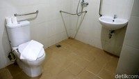 Toiletnya berupa kloset duduk yang dilengkapi dengan wastafel.