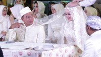 Vicky menikahi Angel dengan mas kawin uang Rp 9.002.018, perhiasan emas 20 gram, berlian 5,29 karat, dan surat Ar Rahman. Pool/Palevi S/detikFoto.
