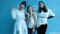 Mereka tampil kompak mengenakan busana serba putih. (Foto: Ismail)