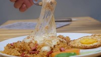 Nasi goreng biasa saja sudah enak, apalagi jika ditambah dengan gurih creamy keju mozzarella. Bisa jadi inspirasi menu sarapan nih! Foto: Istimewa