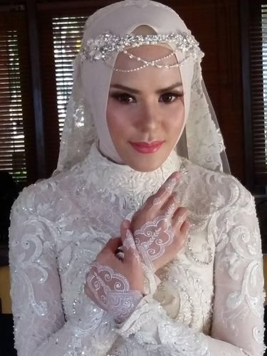 Anggunnya Gaun Pengantin Hijab Angel Lelga Saat Akad Nikah