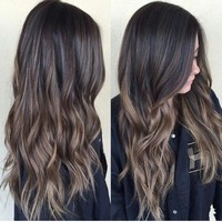 Rambut ombre kini sudah tidak in lagi, digantikan dengan sombre. Sombre adalah teknik pewarnaan rambut bergradasi yang terlihat lebih alami dari ombre. Foto: Istimewa