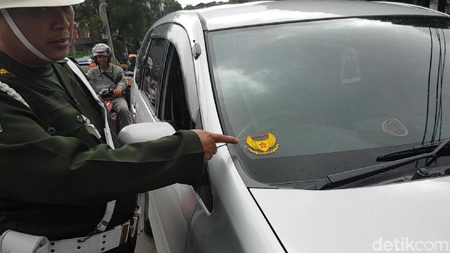 Bulan Depan, Pemerintah Mulai Tilang Taksi Online Nakal