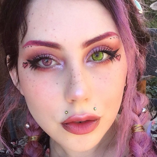 Amethyst Rose terobsesi memiliki frekcles atau bintik-bintik cokelat di wajah, yang disebut-sebut bisa membuat wajah terlihat lebih unik dan manis. Foto: Instagram