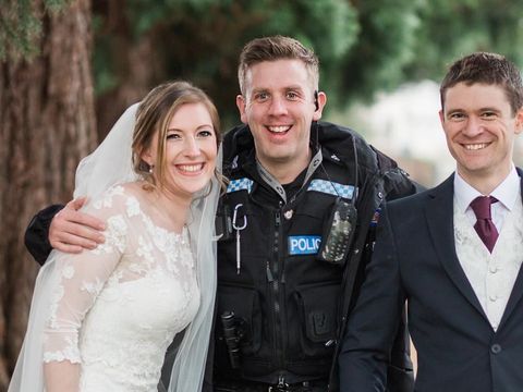 Kocaknya Aksi Polisi Ganggu Pasangan yang Lagi Foto Pernikahan