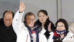Jabat Tangan Bersejarah Adik Kim Jong Un dan Presiden Korsel