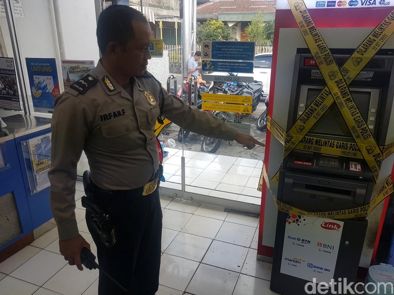 Perampok Bobol ATM dan Ambil Susu Kemasan di Minimarket Sukabumi Perampok Bobol ATM dan Ambil Susu Kemasan di Minimarket Sukabumi