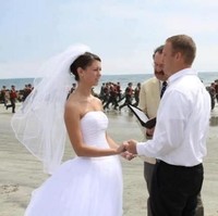 Kedua mempelai tampak tak senang ketika pasukan tentara angkatan laut menggangu hari bahagia mereka. Foto: Reddit/Imgur