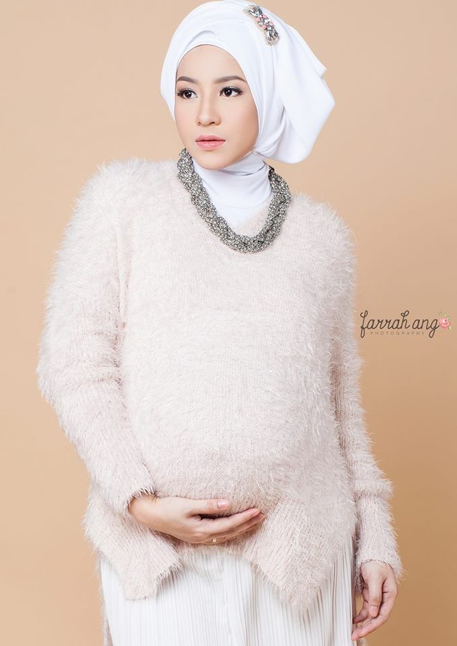Foto saat hamil 2 tahun yang lalu, Natasha Rizky tampil sangat glowing. Ia memakai atasan berbulu bernuansa nude, hijab turban putih, dan dipermanis oleh aksesoris. Foto: Instagram