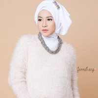 Foto saat hamil 2 tahun yang lalu, Natasha Rizky tampil sangat glowing. Ia memakai atasan berbulu bernuansa nude, hijab turban putih, dan dipermanis oleh aksesoris. Foto: Instagram