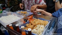 Ci Cong Fan, adalah salah satu kuliner yang wajib dicoba. Selain jarang ditemui di Jakarta, jajanan ini juga lezat lho. Siomay bawang dan cong fan dicampur kuah pedas bikin tambah cocok! (Shinta/detikTravel)