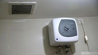 Kamar mandi para atlet dilengkapi dengan mesin pemanas air.