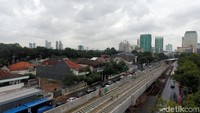 Di jalur layang MRT, konstruksinya dibangun dari susunan box girder yang sudah dibuat sebelumnya.