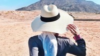 Di Jabal Rahmah yang penuh cinta, dua sejoli ini mencoba gaya berfoto ala Follow Me To yang dipopulerkan oleh fotografer Murad Osmann dan Natali. (Instagram/Dylan Sahara)