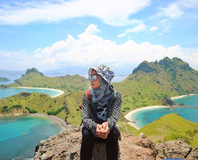 Pulau Padar Labuan Bajo jadi salah satu destinasi yang tak boleh dilewatkan traveler. Dhika pun mengunjungi pulau kosong di kawasan Taman Nasional Pulau Komodo itu. Meski terik, Dhika Febriana tetap tampil segar. Foto: Instagram