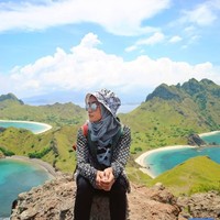 Pulau Padar Labuan Bajo jadi salah satu destinasi yang tak boleh dilewatkan traveler. Dhika pun mengunjungi pulau kosong di kawasan Taman Nasional Pulau Komodo itu. Meski terik, Dhika Febriana tetap tampil segar. Foto: Instagram