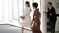 Kemunculan perdana Putri Mako itu adalah saat dia bertemu dengan guru kaligrafinya di salah satu pameran di Tokyo (Foto: REUTERS/Toru Yamanaka/Pool)