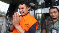 Nyono memberikan salam sebelum meninggalkan gedung KPK.