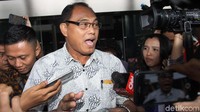 Penyidik KPK mengonfirmasi tujuh foto kepada Corneles terkait kasus. Foto yang ditunjukkan salah satunya Andi Agustinus alias Andi Narogong dan Irman, mantan Dirjen Dukcapil Kemendagri. Namun Corneles mengaku tidak mengenal keduanya.