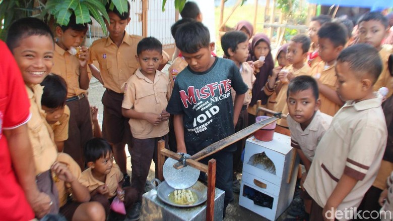 Tak Lagi Sekolah, Anak 13 Tahun di Brebes Ini Jualan Bakso Keliling Tak Lagi Sekolah, Anak 13 Tahun di Brebes Ini Jualan Bakso Keliling