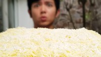 Nicky juga suka bikin kue-kue besar lho. Lemon n Cream Cheese Cake ini salah satunya. Kue besar ini ternyata jadi hadiah pernikahan buat temannya. Foto: Instagram @nickytirta