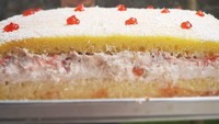 Makan besar. Strawberry cake with fresh strawberry dan fresh cream and cheese. Nggak ada yang ulang tahun, niat bikin aja karena cooking make you happy, tulis Nicky dalam captions fotonya. Foto: Instagram @nickytirta