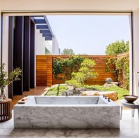 Kamar mandi utama berkonsep outdoor dengan kehadiran taman pribadi bergaya Jepang di dalamnya. So zen... Foto: Dok. Architectural Digest