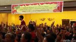 Ribuan Orang Antre untuk Terima Bingkisan Imlek
