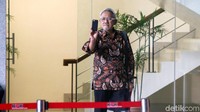 Hafil Budianto Abdulgani keluar gedung KPK usai dimintai keterangan terkait hilangnya Novanto.